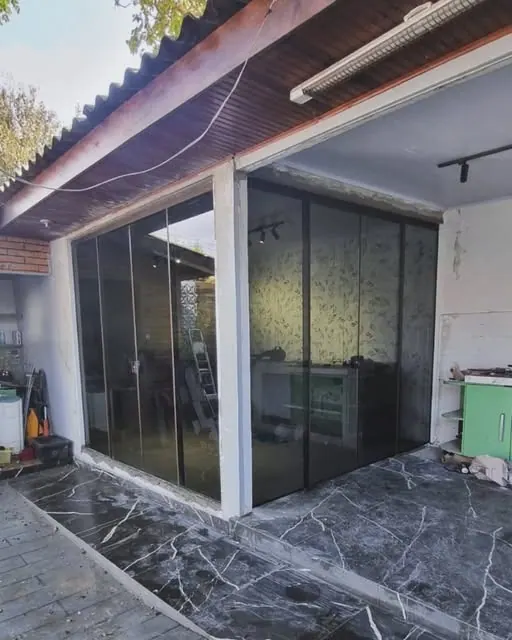Fechamento de vidro fumê