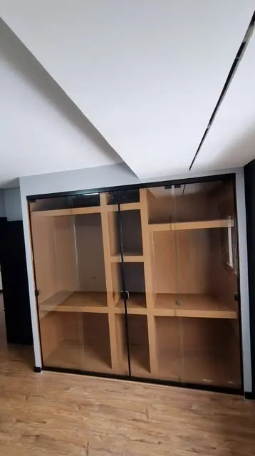 Armário com portas de vidro